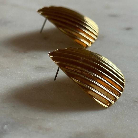 Vintage Gold Tone Large Statement Earrings Triangle Scalloped Teaxture - Picture 7 of 8